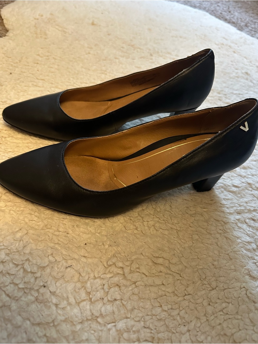 Vionic Black Pointed-Toe Low Heel Pumps